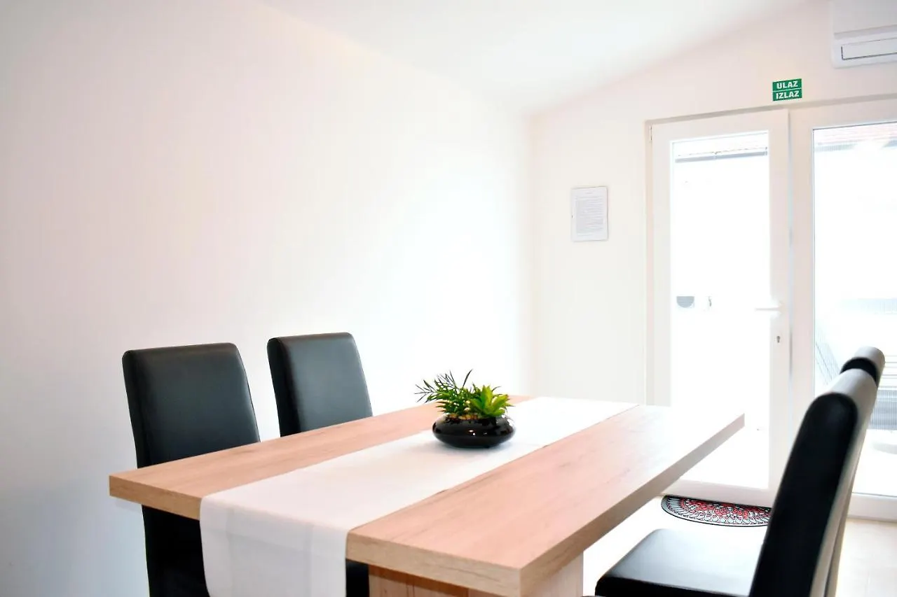 Apartmani Lovrencic Vrsi 0*,  Croatia